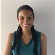 Trabaja como niñera ayudando con las tareas escolares